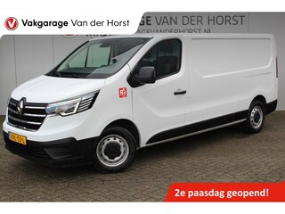 Renault Trafic 2.0-130pk dCi T30 L2H1. Dames en heren ondernemers opgelet ! Erg nette Renault Trafic met slechts 45.000km ! Airco, cruise control,  trekhaak, laadruimte betimmerd, telefoonvoorb., bijrijdersbank, centrale vergr. afstand bediend etc, etc
