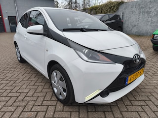Toyota Aygo 1.0 VVT-i x-play, Navigatie, Camera, Airco