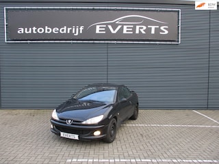 Peugeot 206 CC 1.6-16V Cabrio opknapper voor liefhebber of onderdelen nu meeneem prijs cabrio kap werkt perfect
