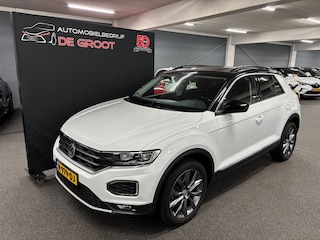Volkswagen T-Roc 1.5 TSI Sport Business R met Panoramadak, Navigatie, Parkeersensoren voor en achter, Stoelverwarming, LM-velgen