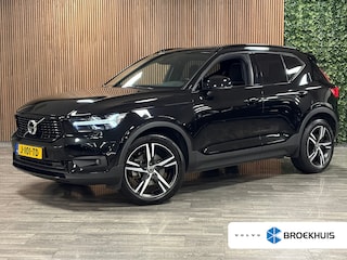 Volvo XC40 B4 R-Design | Vol! | Trekhaak | Schuifdak | 360° Camera | Harman Kardon | Adaptieve Cruise Control | Bestuurdersstoel elektrisch geheugen | Stoel en Stuurwielverwarming | Full LED Meesturende koplampen | Pilot Assist | BLIS Dode Hoek Detectie | Leder/Alcantara R-Design bekleding met wit stiksel en bies | Zitting verlenging vorostoelen | Passagiersstoel elektrisch | 19 Inch | Keyless Drive | Parkeersensoren voor+achter | Privacy Glass | Elektrisch bedienbare achterklep | Climate Control L+R | Breedstralers in voorbumper | DAB Radio | Apple Carplay/Android Auto | Draadloos telefoon opladen | Volvo On Call met mobiele App functie | Onyx Black Metallic |