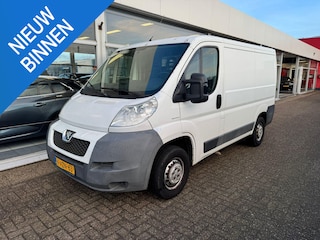 Peugeot Boxer 330 2.2 HDI L1H1 Pro | 3e eigenaar | Airco | 3-zitplaatsen | Zijschuifdeur- rechts | Trekhaak | Achteruitrijcamera | Parrot Carkit | Voorzien van houten kastinrichting | APK tot 17-05-2026 | NAP |