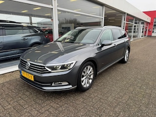 Volkswagen Passat Variant 1.4 TSI ACT Highline Business R | Airco | Elektrische ramen | Grote laadruimte | Dakrails | Navigatie | CarPlay | APK tot -21-11-2026 |