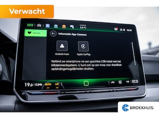 Volkswagen Golf Life Edition eHybrid | 'App-Connect' draadloze smartphone integratie | Achterbank in ongelijke delen neerklapbaar incl. middenarmsteun en doorlaadmogelijkheid | Afstandscontrolesysteem (Front Assist)