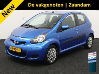 Toyota Aygo 1.0-12V Comfort Navigator Airco, Buetooth, Elektronische remkrachtverdeling, Radio-cd/mp3 speler, Navigatiesysteem uitneembaar De Toyota Aygo 1.0-12V Comfort Navigator uit 2012 is het perfecte voorbeeld van een compacte stadsauto met karakter. Klein van stuk, maar verrassend ruim en wendbaar, voelt hij zich helemaal