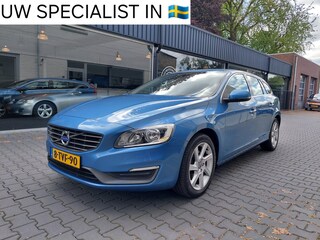 Volvo V60 1.6 T3 Momentum Dealer oh Regensensor Telefoon Navi Clima Cruise Electrisch inklapbare buitenspiegel PDC Trekhaak 17 "