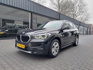 BMW X1 XDrive25e Head up display Navi Clima Cruise PDC Achteruitrij camera Trekhaak 17 inch Automatische achterklep