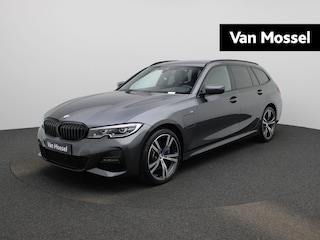 BMW 3-serie Touring 330e AUTOMAAT | M-PAKKET INTERIEUR & EXTERIEUR | HARMAN KARDON | CAMERA | NAVIGATIE | APPLE CARPLAY | CLIMA | CRUISE | PDC | ALCANTARA/LEDER | VIRTUEEL | 12 MAANDEN BOVAG GARANTIE |