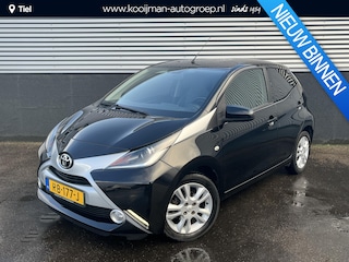 Toyota Aygo 1.0 VVT-i x-joy Nieuw geleverd incl: Climate control, Parkeerhulp camera, Navigatie, LM velgen, Metallic lak,