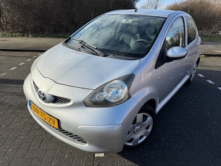 Toyota Aygo 1.0-12V +NEW APK*Grote beurt*NAP*AIRCO*ELKT-RAAM*ZUINGE AUTO