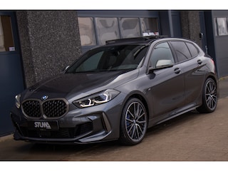 BMW M135i xDrive | Pano | Shadow-Line | LED Projector | Live Cockpit | HUD | Carplay | Sfeer | Active Guard Plus | Camera | Draadloos Laden | 19 Inch M-Sport | Keyless | 1 Eigenaar | Dealer Onderhouden | BTW | Garantie