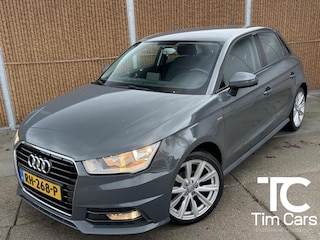 Audi A1 Sportback 1.0 TFSI Adrenalin Handgeschakeld | S-line exterieur | Airconditioning | Cruise control | Navigatie voorbereiding | Nanogrijs metallic | Zwart dak | Multifunctioneel stuurwiel | Nette auto!