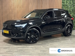 Volvo EX40 Single Motor Extended Range Ultra Black Ed. 82 kWh | Vol! | Trekhaak | Schuifdak | 360° Camera | Harman Kardon | Pixel LED koplampen meesturend | 100% SoH | Adaptieve Cruise Control | Bestuurdersstoel elektrisch geheugen | Stoel en Stuurwielverwarming | 20 Inch | Passagiersstoel elektrisch | Microtech / alcantara bekleding | Zitting verlenging voorstoelen | Pilot Assist | BLIS Dode Hoek Detectie | Warmtepomp | Google Infotainment | Keyless Drive | Verlichtingspack 2 | Parkeersensoren voor+achter | Privacy Glass | Elektrisch bedienbare achterklep | Breedstralers in voorbumper | Alarm Klasse III | Draadloos telefoon opladen | DAB Radio | Apple Carplay/Android Auto | Volvo On Call met mobiele App functie | Onyx Black Metallic |