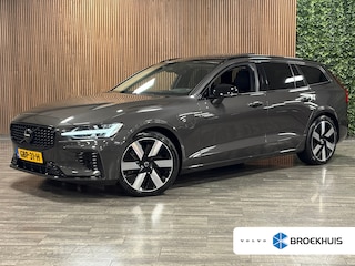 Volvo V60 T8 AWD Recharge Ultra Dark | Trekhaak | Schuifdak | 455pk | Head-Up Display | Harman Kardon | Adaptieve Cruise Control | Stoelverwarming voor+achter | Stuurwielverwarming | Full LED Meesturende koplampen | Parkeercamera | Pilot Assist | BLIS Dode Hoek Detectie | Elektrische voorstoelen geheugen | Lederen bekleding | Zitting verlenging voorstoelen | Lederen dashboard | 19 Inch | Google Infotainment | Keyless Drive | Parkeersensoren voor+achter | Privacy Glass | Elektrisch bedienbare achterklep | DAB Radio | Apple Carplay/Android Auto | Volvo On Call met mobiele App functie | Vapour Grey Metallic |