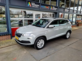 Skoda Karoq 1.0 TSI 110pk Business Edition Elec trekhaak Stoelv. Navi DAB All-in prijs + 12 Mnd Garantie
