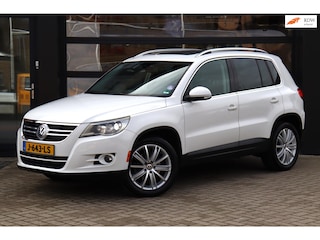 Volkswagen Tiguan 2.0 | Pano | Clima | Camera | Stoelverwarming | Xenon | Trekhaak | LM Velgen | Navi