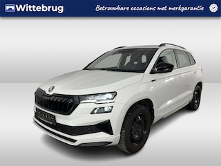 Skoda Karoq 1.5 TSI ACT Sportline / TREKHAAK/ STUUR+STOELVERWARM.V+A/ PARK.SENSOR.V+A/ CAMERA/ DCC/ SMARTLINK/ ACC/ KEYLESS/ NAVI/ RIJ-MODI/ CLIMA/ DAB/ LED/ DIGITAL DASH/ ISOFIX/ 18'' LMV