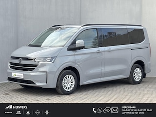 Volkswagen Transporter Caravelle 32 L1H1 Life 64 kWh Automaat / NIEUW/ Fabrieksgarantie tot 12-2027 / 8 Persoons / Stone Gray / Warmtepomp / Apple Carplay/Android Auto / Licht en zicht-pakket / Keyless entry / draadloze telefoonlader /