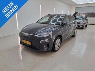 Hyundai Kona EV PREMIUM 64 KWH I LEDEREN BEKLEDING I 3-FASE I 100% SOH I STOELVERWARMING I APPLE CARPLAY