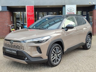 Toyota Corolla Cross Hybrid 180 EXECUTIVE NIEUW UIT VOORRAAD LEVERBAAR! BI-TONE LEER STOEL/STUURVERW JBL-AUDIO 360-CAMERA EL-ACHTERKLEP BLIND SPOT NAVI