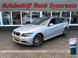 BMW 3-serie Touring 318i Business Line | Trekhaak | Parkeer Sensoren | Sportstoelen | Navi | Cruise