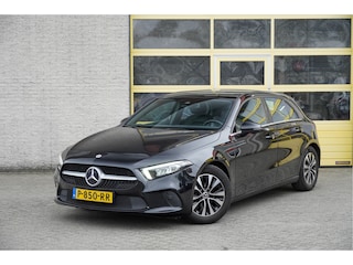 Mercedes-Benz A-klasse 180 5drs Business Solution BJ2022 Lmv 16" | Led V+A | Pdc | Navi | Achteruitrijcamera | Virtual cockpit | Climate control | Cruise control | Sportstoelen | Verwarmde voorstoelen | Zwarte hemel | Getint glas