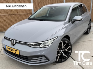 Volkswagen Golf 1.0 TSI Life | LED | Stoelverwarming | Navigatiesysteem | Lichtmetalen velgen | Keyless start | Achteruitrijcamera | Parkeersensoren voor en achter | Cruise control adaptief | Climate control