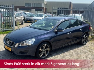 Volvo S60 1.6 T4 Kinetic 180PK AUTOMAAT! Navi l Cruise l LED l Airco ECC! 1e eigenaar l NL AUTO DEALER OH l NIEUWSTAAT!