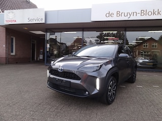 Toyota Yaris Cross 1.5 Hybrid 130 Dynamic + Comfort Pack dodehoekdetectie / stoelverwarming / stuurwielverwarming / parkeersensoren voor + achter / Navigatie / Apple Carplay / Android Auto / parkeercamera / 10 jaar Toyota garantie / rijklaarprijs incl. Toyota Pechhulppas