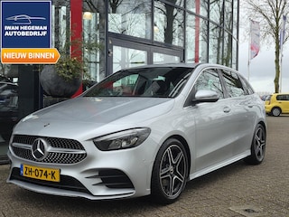 Mercedes-Benz B-klasse 180 Business Solution AMG AUTOMAAT | Navigatie | Parkeersensoren + Camera | Cruise Control | Licht metalen velgen | Climate Control