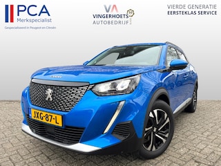 Peugeot 2008 130 Pk. Benzine * AUTOMAAT * Allure L.M. Velgen * Keyless Start Button * Climate & Cruise Control * 1/2 Lederen Interieur * Parkeersensoren * Vingerhoets; Vierde Generatie Eersteklas Service. Al meer dan 100 jaar een begrip in de Brabantse Kempen.