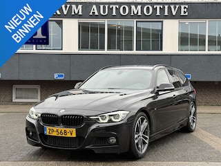 BMW 3-serie Touring 318i M Sport Corporate Lease HIGH EXEC.| 81.000KM!| ORIG. NL|  LEER| ELEKTRISCHE ACHTERKLEP| AFNEEMBARE TREKHAAK| STOELVERWARMING| 19 INCH!| SUPER NETJES| RIJKLAARPRIJS INCL. 12 MND BOVAG GARANTIE
