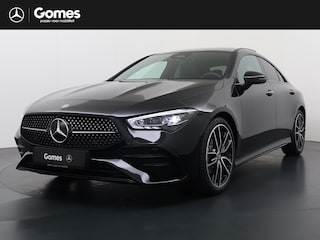 Mercedes-Benz CLA 180 Business Solution AMG | AMG Plus Pakket | Night Pakket | Panoramadak | 360° Camera | Head-up Display | Augmented Reality voor Navigatie | Dodehoekassistent | Advanced Sound System | MULTIBEAM LED Koplampen | Elektrisch Verstelbare Stoelen + Memory | Stoelverwarming | Sfeerverlichting | Apple CarPlay | Android Auto | Elektrisch Inklapbare Buitenspiegels | Parkeersensoren