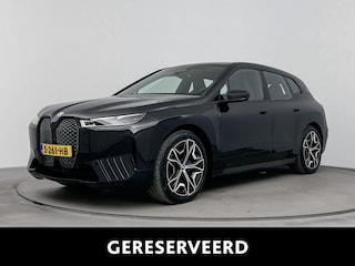 BMW iX xDrive50 Executive 112 kWh | M Sportpakket | Comfort Access pakket | Live Cockpit Professional | Parking Assistant Plus | airco automatisch | airco separaat achter | Apple Carplay/Android Auto | lederen bekleding | navigatiesysteem full map | voorstoelen verwarmd | laser LED koplampen | lichtmetalen velgen 22" | panoramadak var. transparantie | trekhaak elektrisch uitklapbaar |