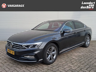 Volkswagen Passat 1.5 TSI Elegance Business R Voorstoelen Verw. | Automaat | Zonnedak | Navi | Trekhaak | Camera | Android auto | Apple Carplay
