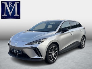 MG 4 Electric Luxury 64 kWh |LONG RANGE | 12.000KM! | 7 JAAR GARANTIE BIJ MG| SUPER COMPLETE AUTO| RONDOMZICHT CAMERA| STOEL+ STUUR VERWARMING| DODE HOEK