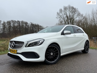 Mercedes-Benz A-klasse 180 AMG-Line / Panoramadak / H-Leder / Stoelverwarming / 18" Velgen / Clima / 6 Versnellingen / PDC / LED /