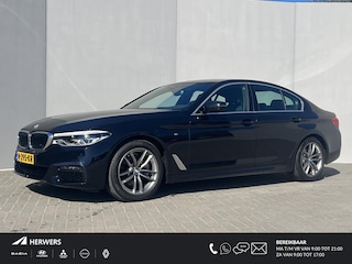 BMW 520i High Exec M - Sport / Elektrische stoelen met geheugenfunctie / Stoelverwarming / Lederen Bekleding /  Apple Carplay & Android Auto / 18" lm. velgen /Camera / Cruise Control / Climate Control /