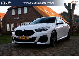 BMW 220i M-Performance Edition Aut. | M-Kuipstoelen | Uniek | Camera | Hifi Sound | Variabele Steering | NAP |