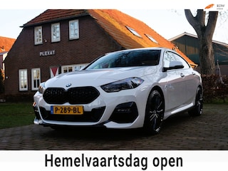 BMW 220i M-Performance Edition Aut. | M-Kuipstoelen | Uniek | Camera | Hifi Sound | Variabele Steering | NAP |
