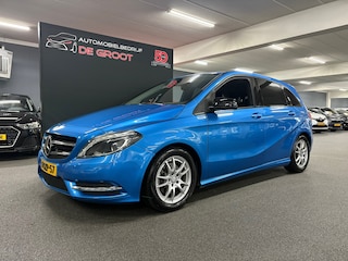 Mercedes-Benz B-klasse 180 Ambition/ Nederlandse auto/ Trekhaak/ Parkeersensoren voor en achter/ Set winterbanden
