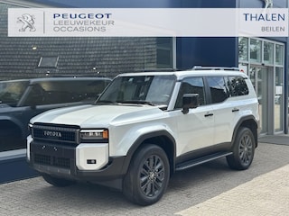 Toyota Land Cruiser 2.8 D-4D President Grijs Kenteken Prijs excl. BTW /incl. BPM | FULL OPTIONS | Navigatie | Panorama Schuif-Kanteldak | Volledig Lederen Bekleding | Off Road Pakket | LED Verlichting | JBL Audio | Elektrische Achterklep | Stoelverwarming en Koeling | Koelbox | 360 Graden Camera | Blind Spot Monitor | Head Up Display |