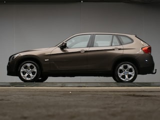 BMW X1 XDrive28i Sport 6 CILINDER (PANORAMADAK,LEDER,STOELVERWARMING,TREKHAAK,SPORTSTOELEN,NETTESTAAT)