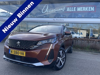 Peugeot 5008 1.2 PureTech Blue Lease Allure 7 Persoons - Airco - Achteruitrijcamera - Navigatiesysteem - Trekhaak - Cruise control - Parkeersensoren voor en achter - Licht metalen velgen 19 inch - Led verlichting - Stuur multifunctioneel - Mistlampen voor - Radio - Regensensor - Rijstrooksensor - Stuur leder