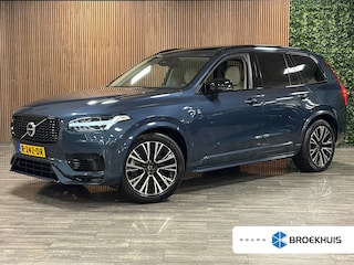 Volvo XC90 T8 AWD Recharge Plus Dark Long Range | Luchtvering | Stoelventilatie | Trekhaak | 360° Camera | Harman Kardon | 455pk | Adaptieve Cruise Control | Stoelverwarming voor+achter | Stuurwielverwarming | Standkachel met Volvo On Call App | Schuifdak | 20 Inch | Pilot Assist | BLIS Dode Hoek Detectie | Elektrische voorstoelen geheugen | Nappa lederen bekleding | Zitting verlenging voorstoelen | Lederen dashboard | Elektrisch verstelbare zijwangen voorstoelen | Google Infotainment | Keyless Drive | Privacy Glass | Elektrisch bedienbare achterklep | Geïntegreerd kinderzitje achterin | Geïntegreerde zongordijnen achterportieren | 7-Persoons | 4-Zone Climate Control | DAB Radio | Alarm Klasse III | Apple Carplay/Android Auto | Draadloos telefoon opladen | Volvo On Call met mobiele App functie | Denim Blue Metallic |