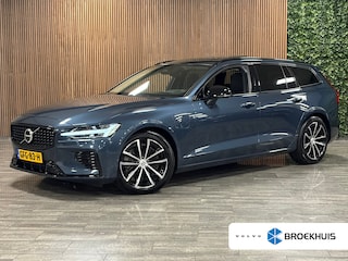 Volvo V60 T6 AWD Recharge Ultra Dark | Trekhaak | Schuifdak | Head-Up Display | Harman Kardon | Adaptieve Cruise Control | Stoelverwarming voor+achter | Stuurwielverwarming | Full LED Meesturende koplampen | Parkeercamera | Pilot Assist | BLIS Dode Hoek Detectie | Elektrische voorstoelen geheugen | Lederen bekleding | Zitting verlenging voorstoelen | Lederen dashboard | 18 Inch | Google Infotainment | Keyless Drive | Parkeersensoren voor+achter | Privacy Glass | Elektrisch bedienbare achterklep | DAB Radio | Apple Carplay/Android Auto | Volvo On Call met mobiele App functie | Denim Blue Metallic |