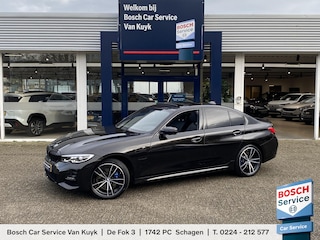 BMW 330e M Sport High Executive / Automaat / NL-Auto / 55.000 Km / Dealer-Onderhouden / Vol-Leder / Schuif-Kanteldak / Head-Up Display / Digitaal Dashboard / LED / DAB / Apple-Carplay&Android-Auto / Navi / Rondom Camera's / Stuur+Stoelverwarming / Flippers / Cruise-Control / Climate-Control / ELKTR-Pakket / PDC / LMV 19'' / ENZ.