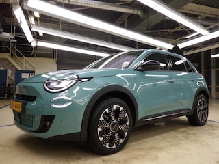 Fiat 600 e La Prima 54 kWh 8 Jaar Garantie! | Massage | Elektr. Stoelen | Adaptive Cruise | Achteruitrijcamera | Stoelverwarming | Full-LED | Elektr. Achterklep | !!