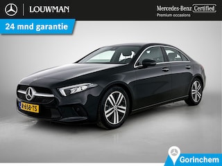 Mercedes-Benz A-klasse 180 Premium Plus Ledkoplampen | Apple CarPlay | Achteruitrijcamera | Spiegelpakket | Keyless-Go | Sfeerverlichting. Inclusief 24 maanden Mercedes-Benz Certified garantie voor Europa.
