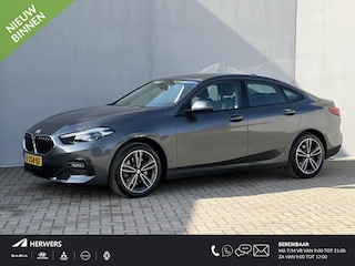 BMW 218i Exec. Edition Sport Line / Apple Carplay & Android Auto / Parkeersensoren voor en achter / Cruise control / DAB / 17" lichtmetalen velgen / Sportstoelen / Live Cockpit Plus